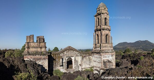 Templo San Juan Parangaricutiro - Volcán Paricutín - Michoacán - Mexique