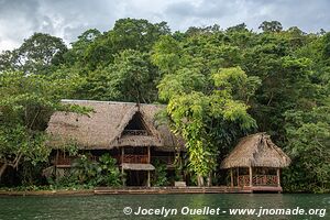 En kayak - Río Dulce - Guatemala