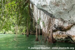 En kayak - Río Dulce - Guatemala