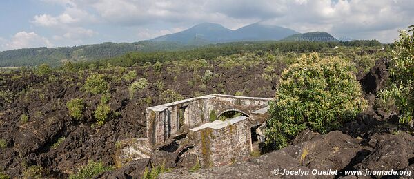 Templo San Juan Parangaricutiro - Volcán Paricutín - Michoacán - Mexico