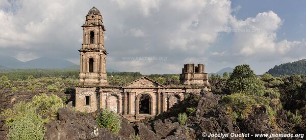 Templo San Juan Parangaricutiro - Volcán Paricutín - Michoacán - Mexique