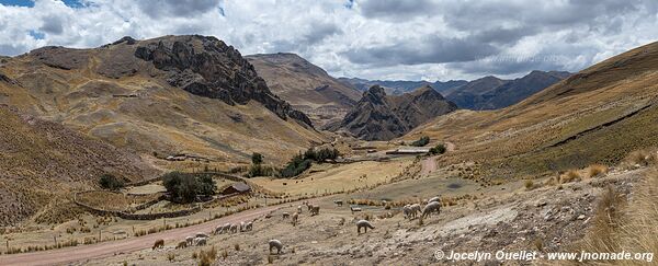 Road from Huancavelica to Lircay - Peru